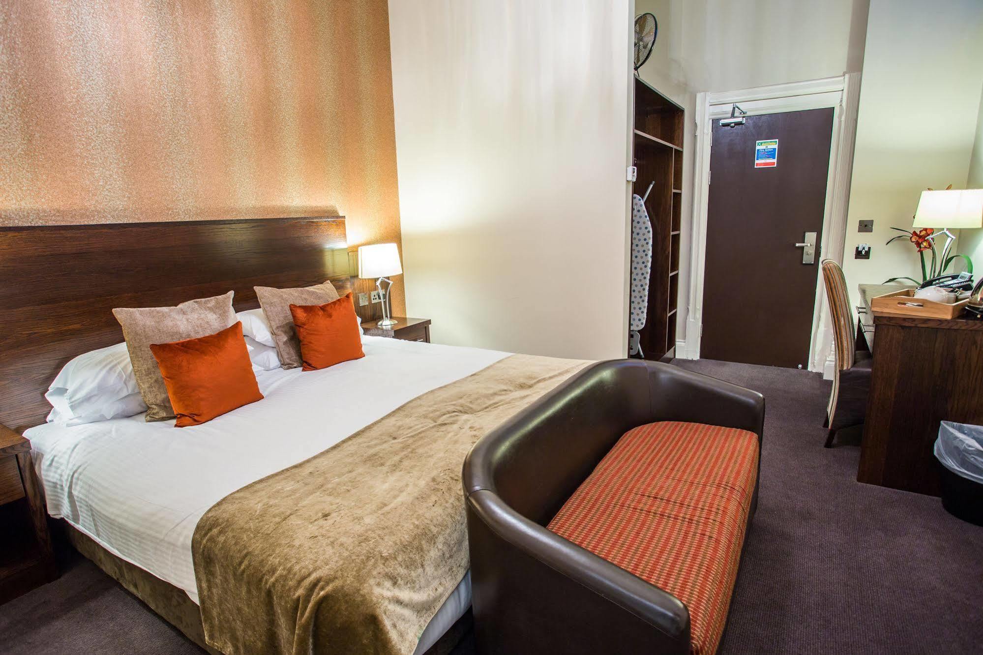 The Duke Of Edinburgh Hotel & Bar Barrow-in-Furness ภายนอก รูปภาพ
