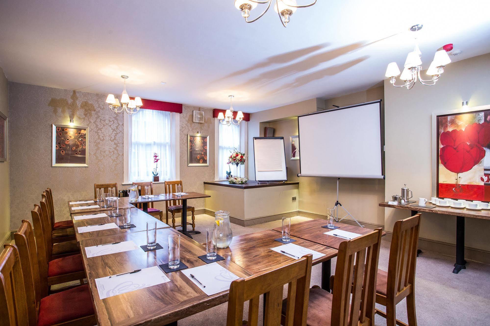 The Duke Of Edinburgh Hotel & Bar Barrow-in-Furness ภายนอก รูปภาพ